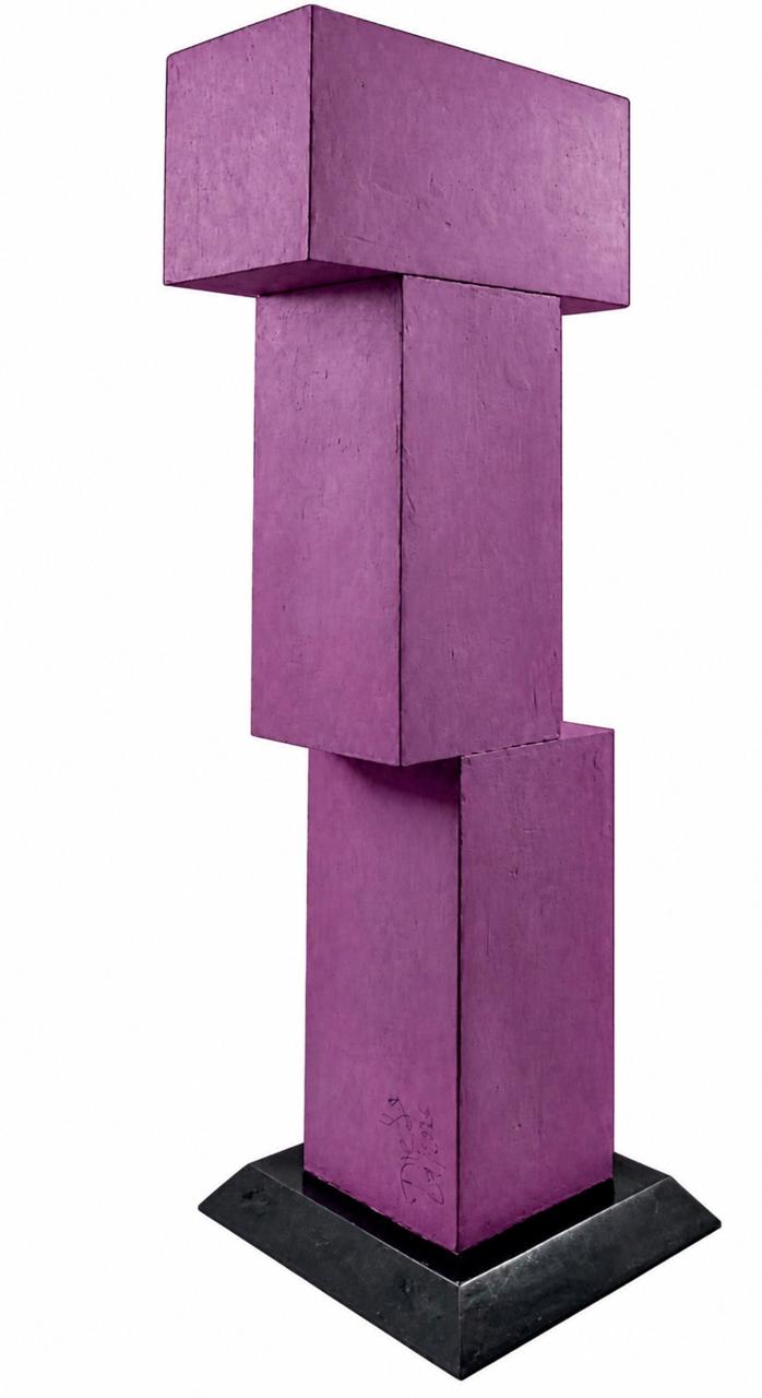 Escultura geométrica de color magenta sobre base negra